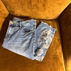 Chicos (0/4) So Slimming Girlfriend Slim Leg Fray Hem Embellished Ankle Jeans